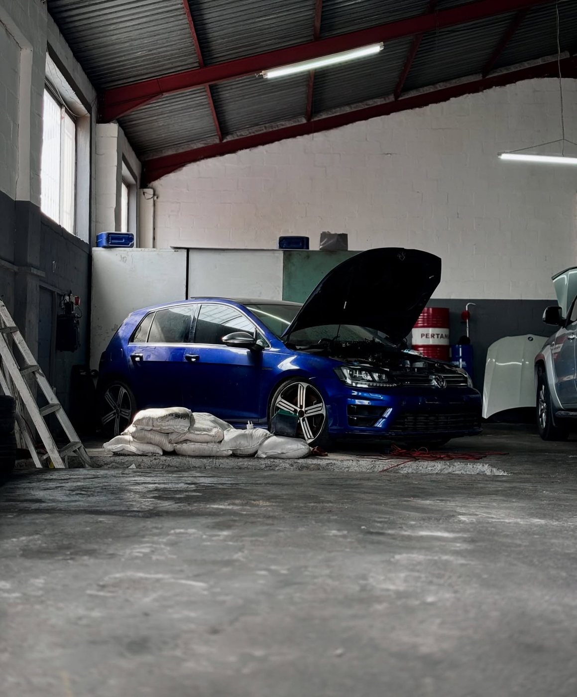 Blue car in the MOSPORTS workshop